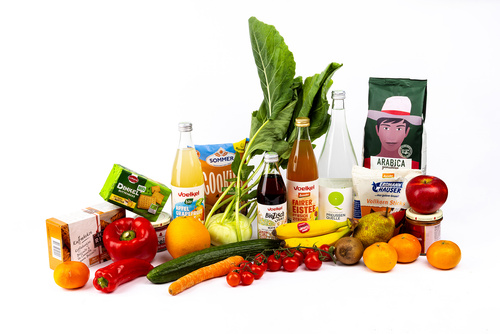 KI generiert: Verschiedene Bio-Lebensmittel: Getränke, Obst, Gemüse und Snacks auf weißem Hintergrund.