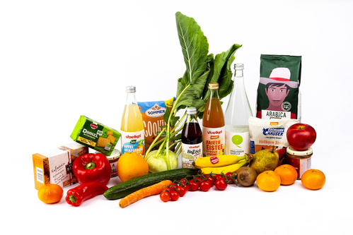 KI generiert: Verschiedene Bio-Lebensmittel: Getränke, Obst, Gemüse und Snacks auf weißem Hintergrund.