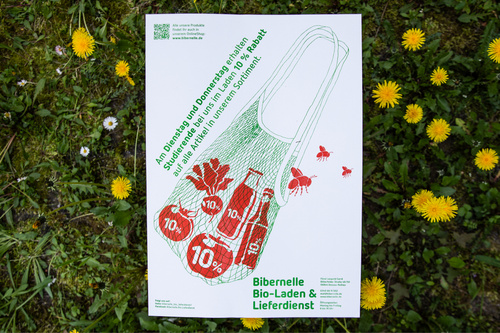 KI generiert: Ein Bio-Laden Poster mit 10% Rabattinfo, abgebildet auf Wiese.