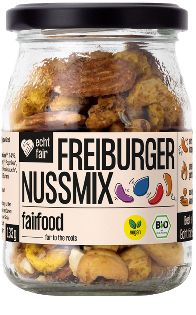 Produktfoto zu Faire Bio-Nüsse direkt importiert aus dem Anbauland. In Freiburg geröstet und nachhaltig verpackt im wiederverwendbaren Pfandglas.